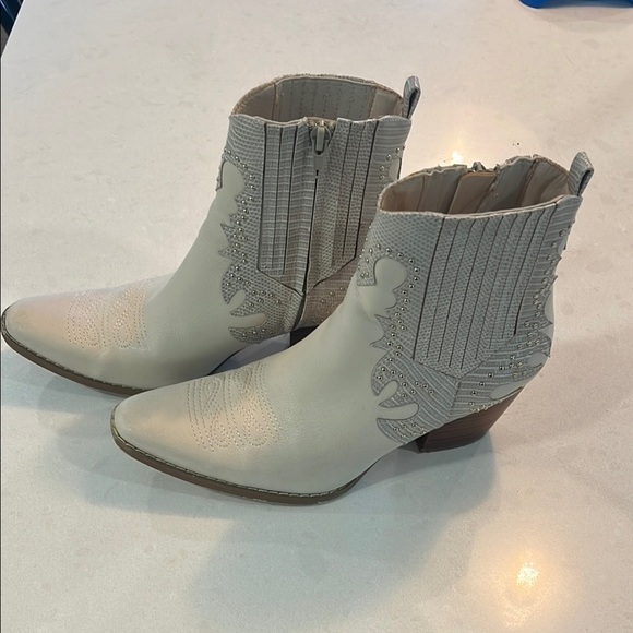 Coconuts Eliza Ankle Boots 6.5  Vegan Cream Studded Zip Sides Soft Clean EUC - Picture 1 of 12